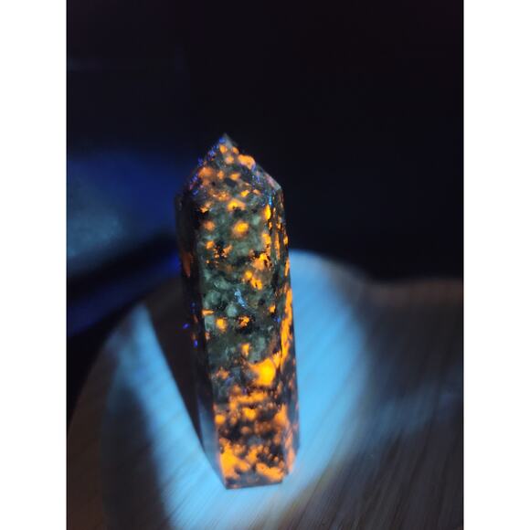 Yooperlite Crystal Tower, 92G, UV Reactive - Picture 1 of 4